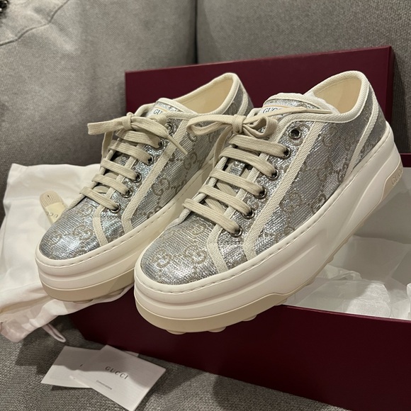New Gucci Silver Metallic Tennis 1977 Trek GG Monogram Platform Sneakers - Picture 9 of 12